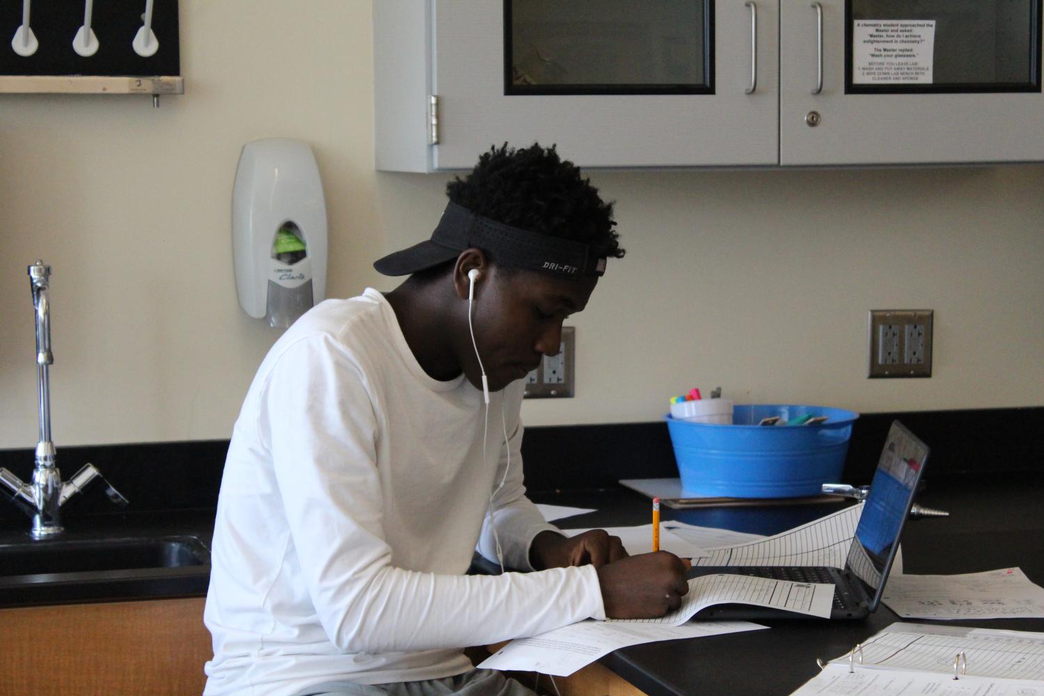 Keaunte Hayes uses his laptop in chemistry (Cynthia Ricciotti)