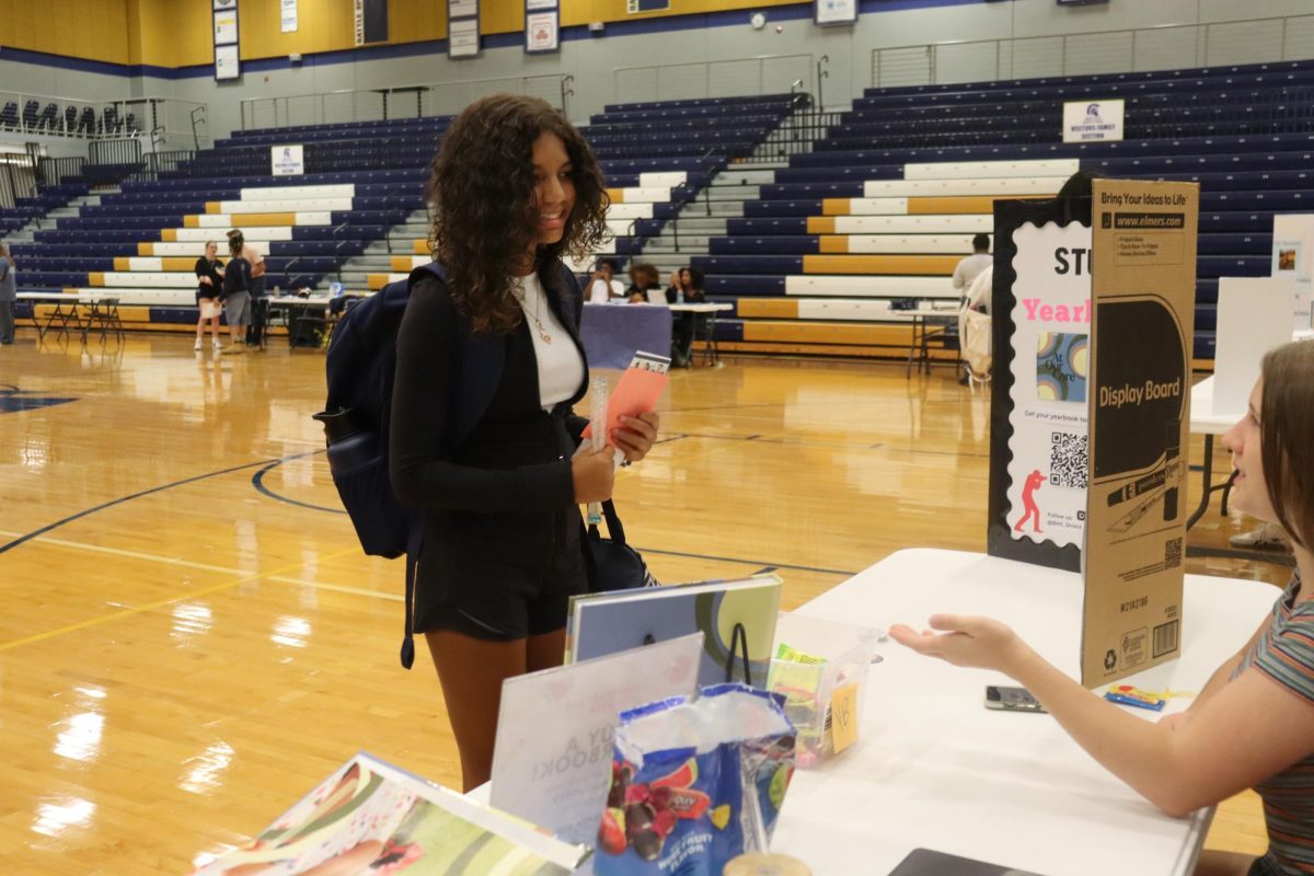 Senior Nadia Ozanich explains journalism opportunities offered at Battle. Before the first day of school freshman participated in a Jump Start Day full of games, activities, and tours around the school.