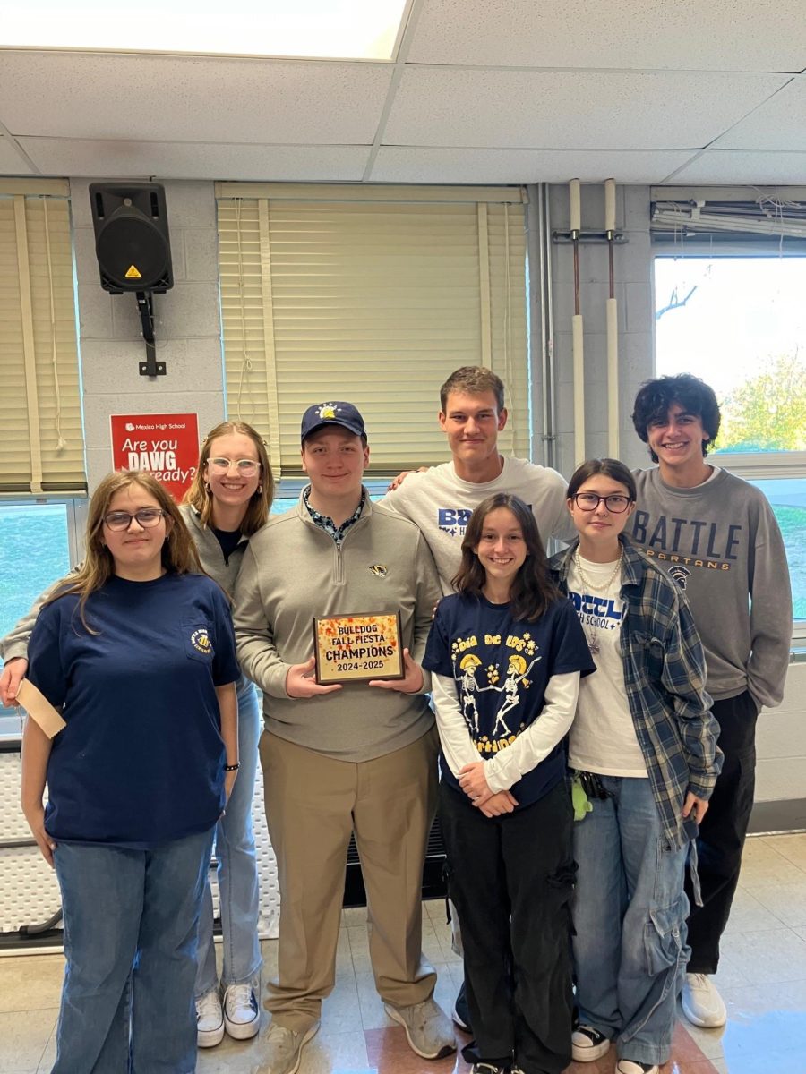 Kaeligh Smithburg, Lila Morris, Mason Kuhl, Ethan Morris, Kerynna Jarman, Breleigh Moore, and Amin Gozal pose with plaque after victory